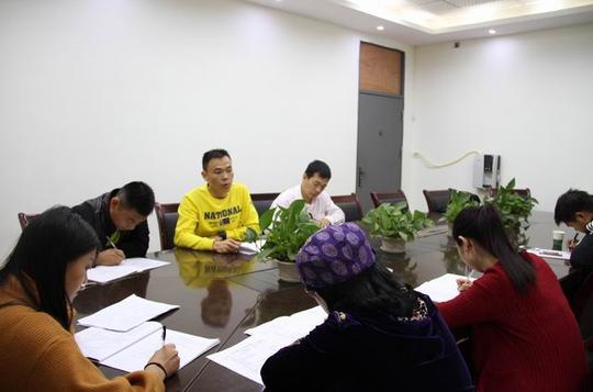 早上第一节课,体育教研组长豆淑琼老师展示了《双人板鞋合作走》.