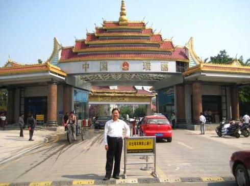 云南边境上的第一国门,高大雄伟的国门上写着中华人民共和国瑞丽口岸