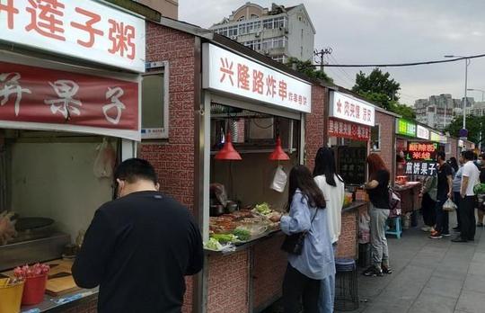 地摊经济的本质是人流量生意，人越多的地方摆摊越赚钱