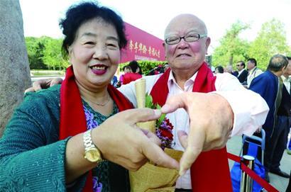 >正文"红娘广场"启用当天,现场还举办了大型中老年人相亲会