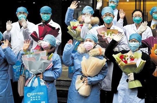 国外疫情医护照片_美国疫情死亡70万