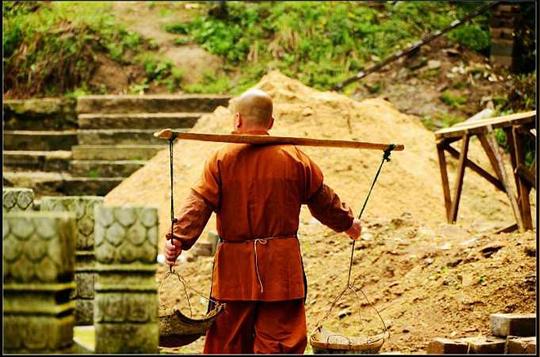 清明时节登九华图:好不容易抓拍了一个正在铺路的大和尚背影hoho