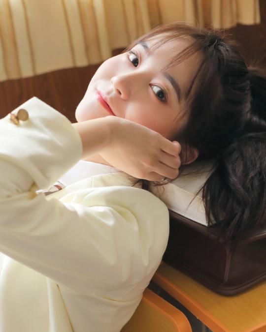 治愈系校园少女，温柔中带有俏皮感，让人心动不已