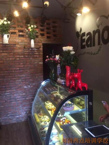 烘焙短期培训半年,创业开店盈利飙升至10w,连他自己都