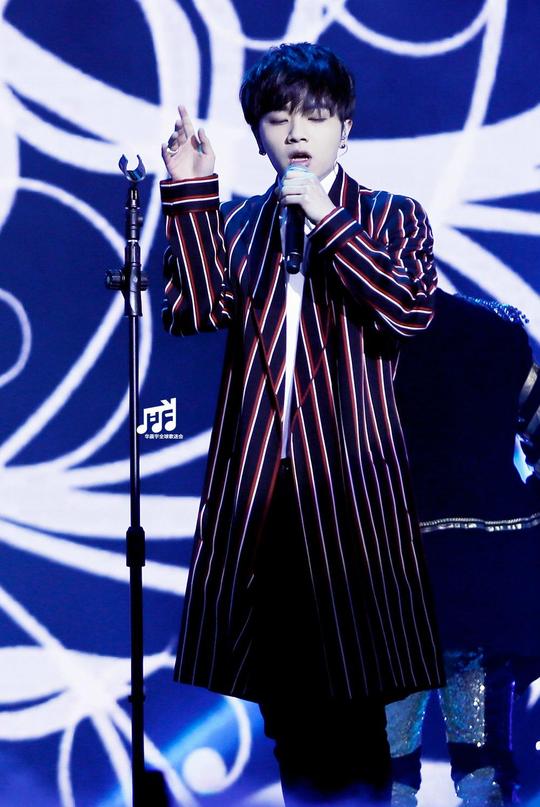 [华晨宇][新闻]150223腾讯应用宝盛典华晨宇献唱经典《开到荼蘼》