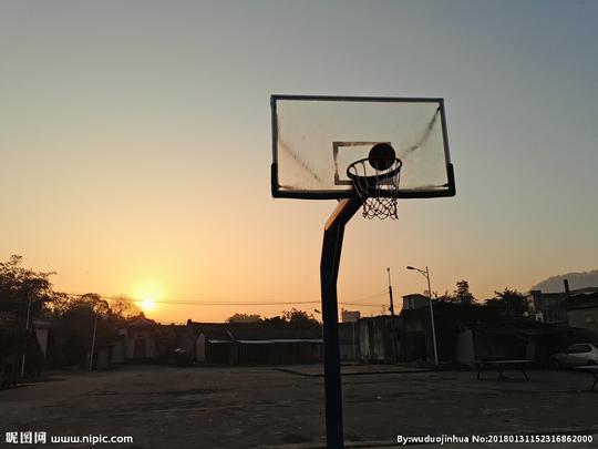 夕阳下的篮球场图片