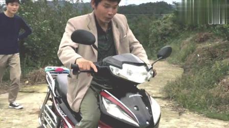 笑抽在四川眉山农村实拍当地人学骑摩托车你见过这样的吗