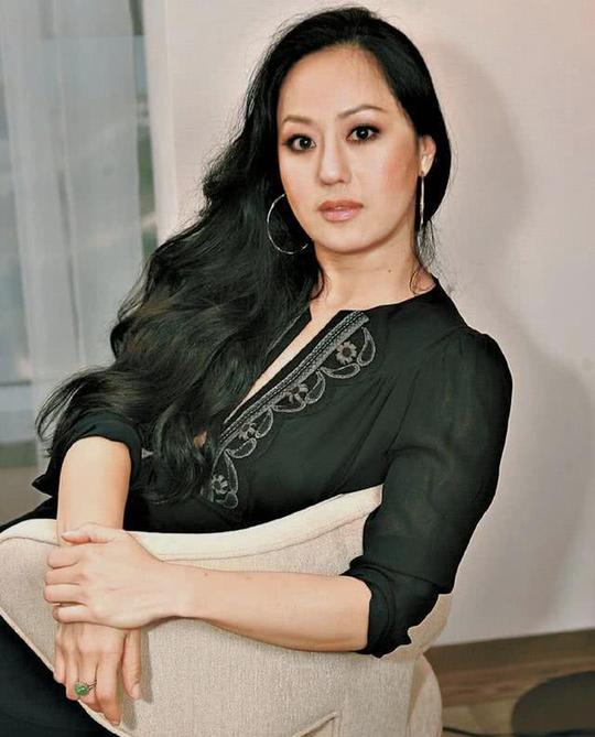 曾败光老公上亿家产的章小蕙,欠债2亿5千万,移居国外如过街老鼠