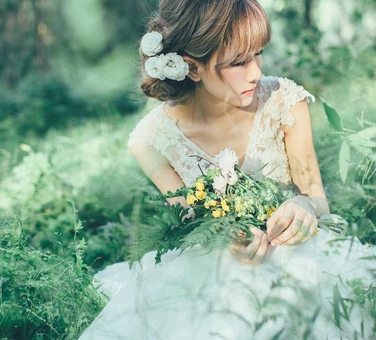 森林里的唯美婚纱美女浪漫摄影写真