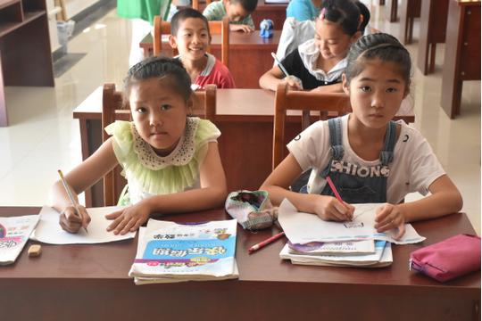 学习班小孩都学什么-训班认真学习的孩子们-暑期大学堂开课啦