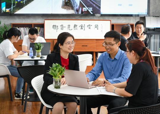 鲁曼创立“乡旮旯众创空间”，把年轻人聚集在一起，免费提供创业辅导