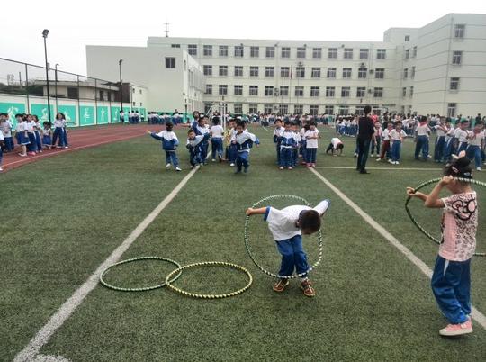 在简单的运动中,孩子们受到了集体主义教育.