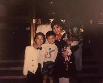 女记者蓝衣姐姐翻白眼表情包