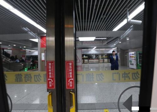 该如何自救呢被地铁门夹住