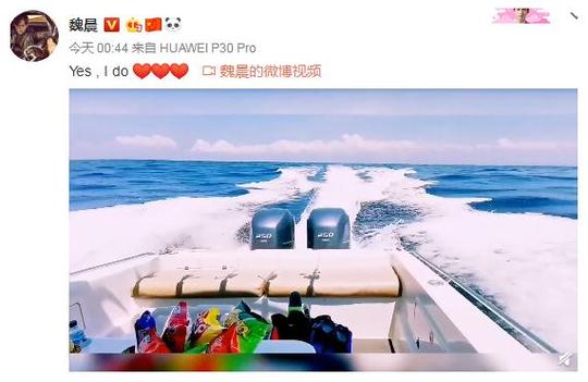 魏晨水下求婚成功，两人相恋十年曾共同创业，女友俏皮可爱