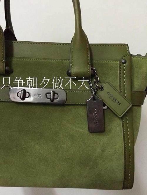 麂皮与牛皮拼接的创意产物,配上军绿色有如冬