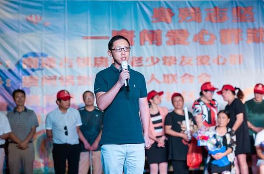 受表彰优秀残疾人代表与区,镇,社区领导,爱心群员合影