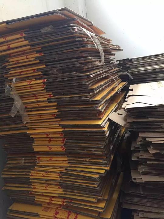 (上图为现场见证纸箱销毁的雨林古茶坊合作伙伴)(上图为全国回收的