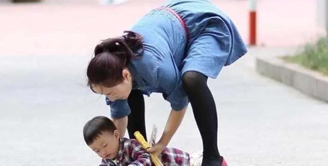 孩子摔倒了家长要不要扶起来