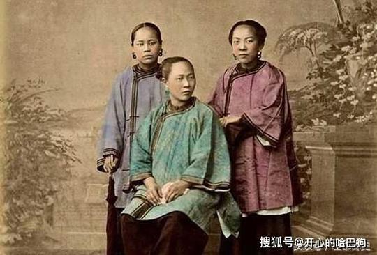 清代时寡妇改嫁有很多风俗，有一种最离谱，晚上必须抱着大树睡觉