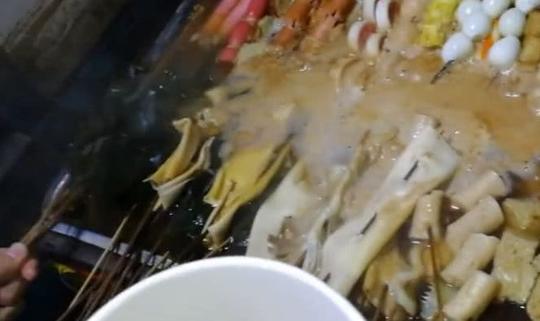 老夫妻推三轮卖麻辣烫,仅一串一元"良心价",生意想不火都难