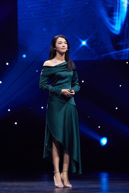 分享的是姚晨29日晚参加录制直播的腾讯新闻2018夏季星空演讲的演讲片
