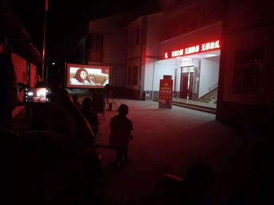 宝石镇红岩坝村农民夜校利用坝坝电影的形式开展扫黑除恶宣传教育.