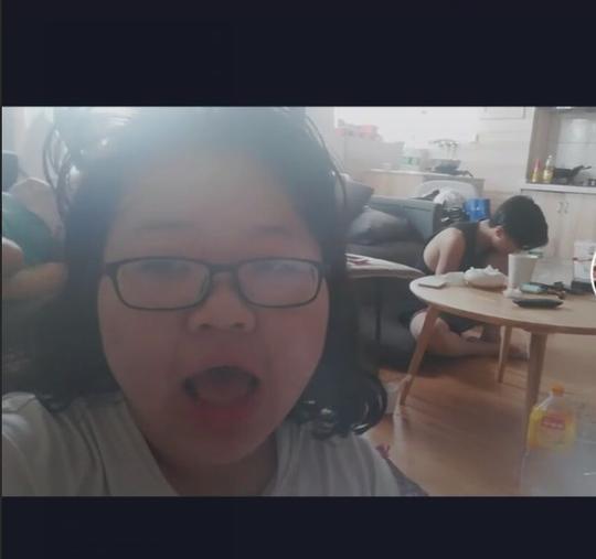 抖音又火了一个小姐姐,一句燃烧我的卡路里圈