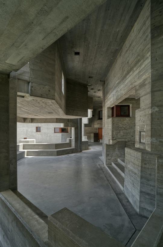 白天拍摄的灰色混凝土建筑照片-无缝隙地板图像高清壁纸-第1张-ip图库