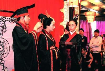 兰州一对新人举行汉服周制婚礼三拜九叩结发执手