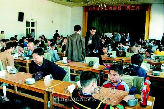 棋王赛首日无冷门青岛晚报围棋俱乐部两教练均三连胜