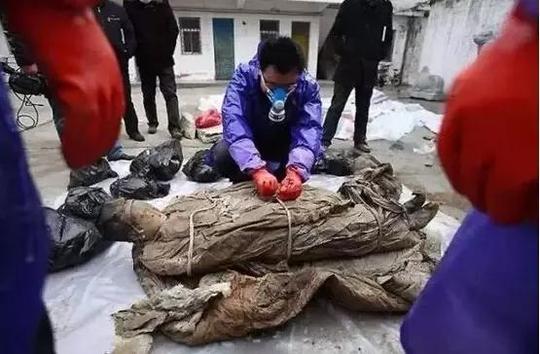 建筑工人意外挖出700年棺材,发现棺材里面竟有.