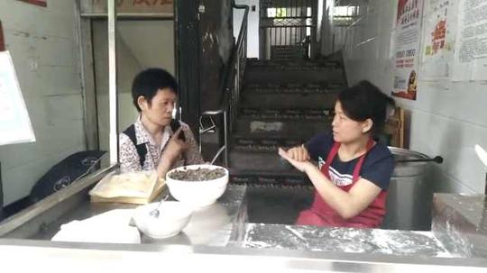 80后聋哑妈创业卖饼，交流靠写字