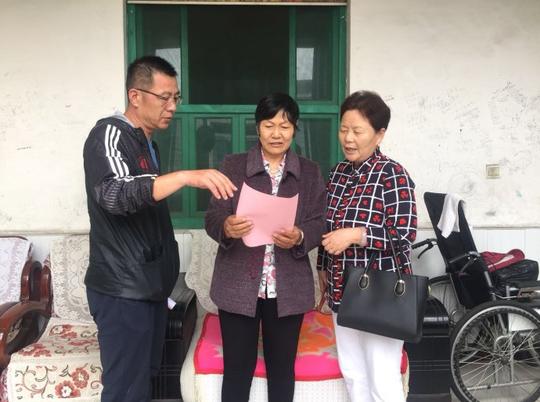 桓台县索镇计划生育协会为计生特殊家庭送保险