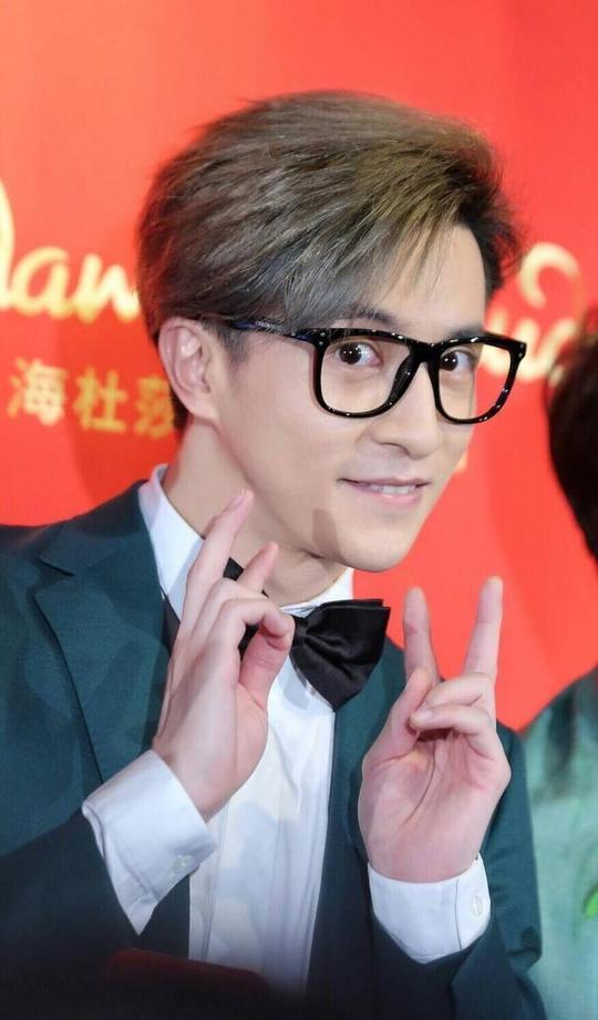 薛之谦终于亲到了自己的脸,又是摸又是亲,然后嫌弃