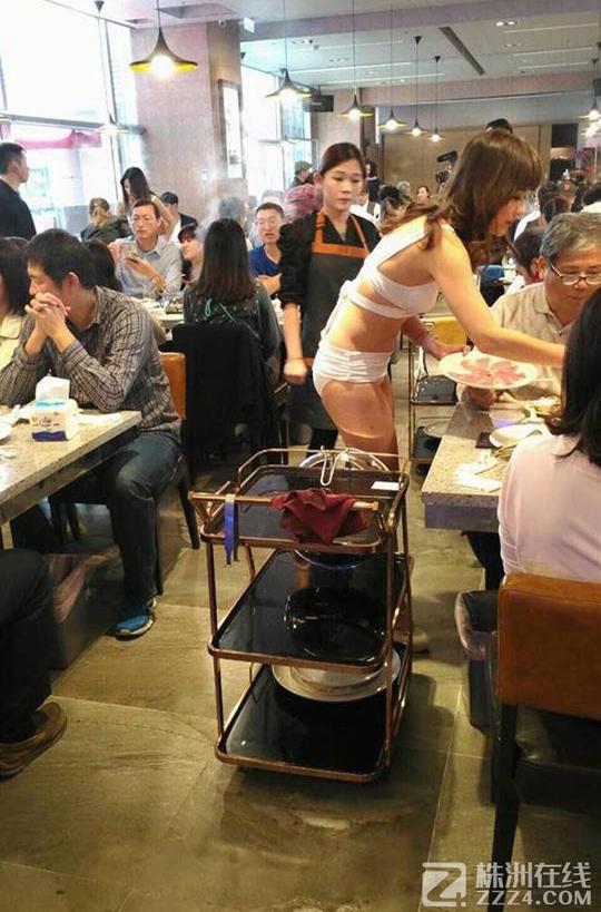 火锅店美女服务员穿内衣招待客人,生意火到炸裂!