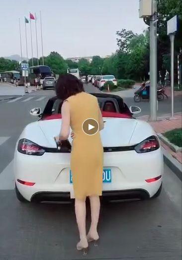 保时捷女司机竟然做这事拍抖音，网警出动!