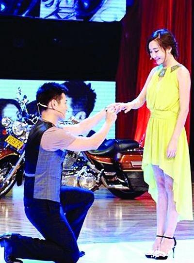 《年代秀》录制现场严宽下跪向杜若溪求婚-综艺