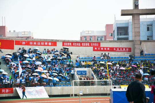 带着口号带着我们的校运精神来到郑州大学2016年校园运动会我为你