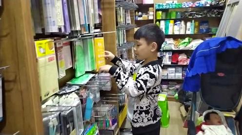 都说实体店的竞争大，可这家店生意却非常火爆，付钱还要排队哦