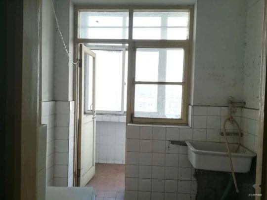 市体委宿舍,紧邻裕彤体育馆,经典偏门两室,客厅方正可