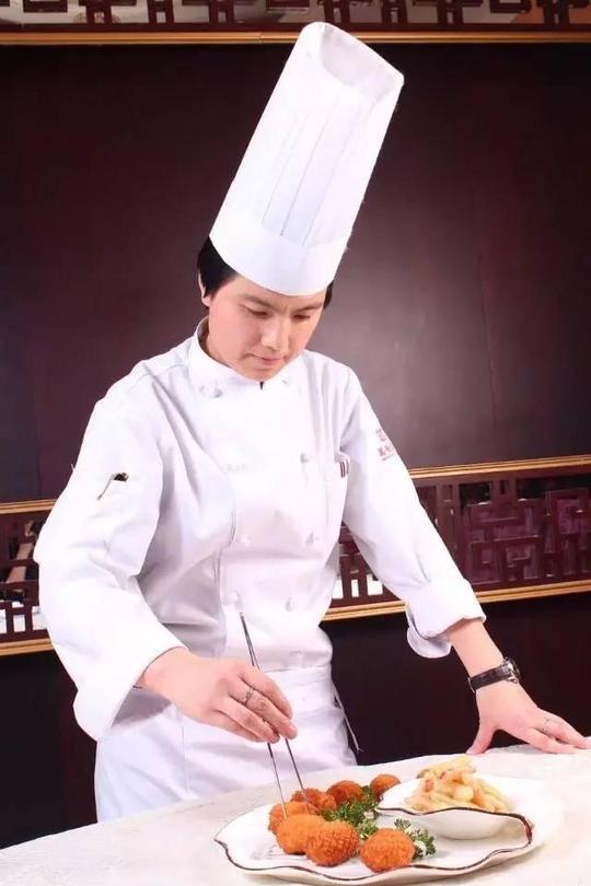 综合西红柿2015年,张晨冰离开师父的庇护出来创业,公司名称叫饪