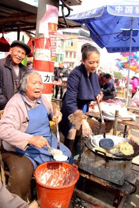 卖油炸糕的大妈仍然在同一个路口摆摊设点做生意,不过今年他们是一家