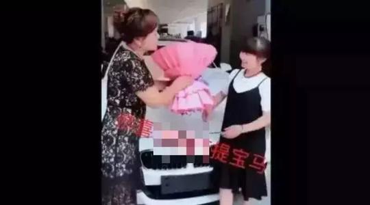 笑死!微商团队经常去豪车4s店拉横幅拍照,拍完又不买…老板忍不住了!