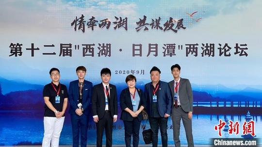 在杭州创业的台湾青年曾伟钧(左三)参加第十二届西湖?日月潭两湖论坛。曾伟钧提供