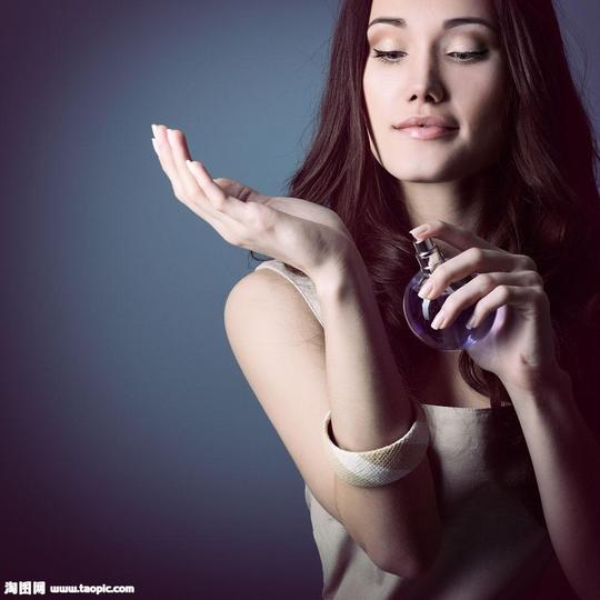 喷香水的美女图片_喷香水的美女设计素材(图片