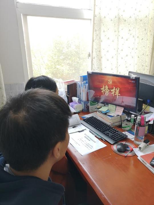 向榜样事迹看齐,做合格学生党员--机电工程学部学生二支部认真学习