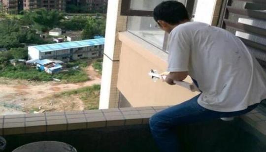 师傅说修补空调孔要500块，业主表示:还是我自己修补吧