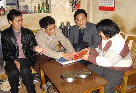 张召群主任向一家三口靠低保过日子的智障残疾人温子香赠送慰问金
