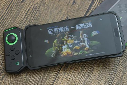 黑鲨游戏手机出来王者,吃鸡,横屏玩别的游戏也很炫酷